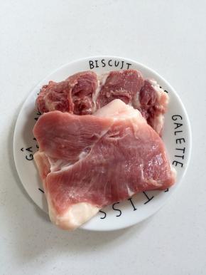 选用三分肥七分瘦的五花肉，去掉肉皮，清洗干净备用！