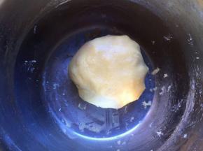 揉成面团放入冰箱冷藏一小时，松弛