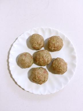 把肉馅儿团成光滑的小圆子，放置一边备用！（我是为了拍照，团成肉丸放在盘子里，也可以直接团成肉丸，放进锅里炸！）