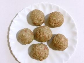 把肉馅儿团成光滑的小圆子，放置一边备用！（我是为了拍照，团成肉丸放在盘子里，也可以直接团成肉丸，放进锅里炸！）