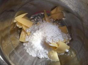 先做塔皮，将糖粉放入软化好的黄油中，用电动打蛋器打发