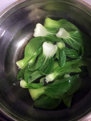 水烧开加入少许盐和几滴油，把上海青焯水捞出沥干水分备用！