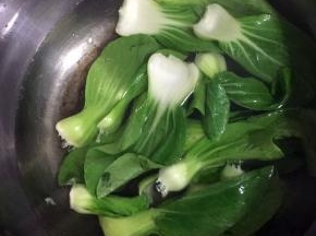 水烧开加入少许盐和几滴油，把上海青焯水捞出沥干水分备用！