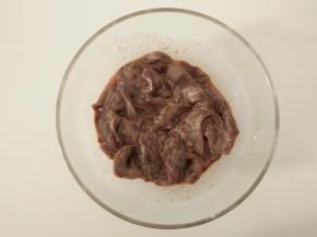 放入盛放水淀粉的碗里，加入料酒拌匀，腌渍15分钟。