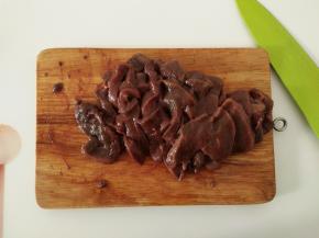 处理好的猪肝切成片。