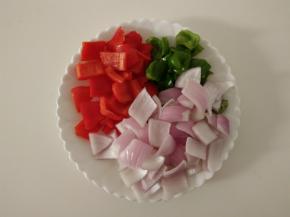 洋葱、青红椒分别要成方块。