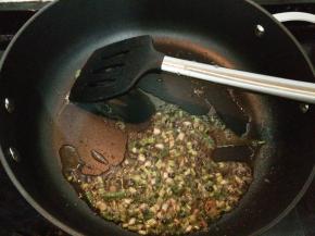 油温烧至7成热，放入葱花、花椒粉炒香。