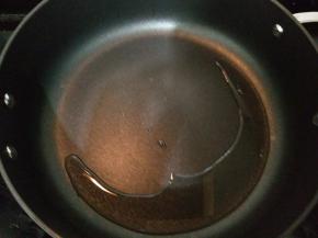 炒锅置火上，倒入适量食用油。