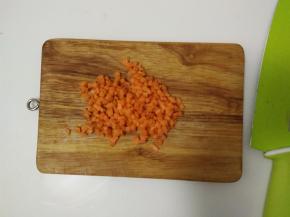 胡萝卜洗净后切成丁。