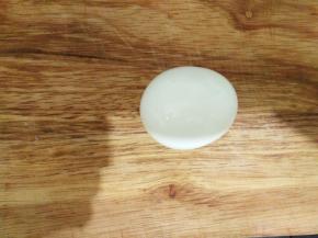 鸡蛋煮熟后剥去壳。