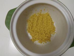 小米淘洗干净后放入砂锅。