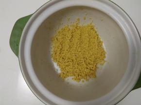 小米淘洗干净后放入砂锅。