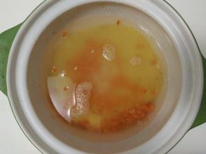 在砂锅中加入适量清水，大火烧开后改用文火炖煮。