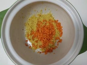胡萝卜丁放入砂锅。