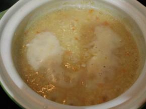 小米粥八成熟的时候加入鸡蛋碎，拌匀后继续熬煮至米粒开花着火。