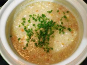 加入盐、香油、白胡椒粉拌匀调味，撒上葱花即可。