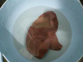 猪肝用流动水冲洗5分钟后，用清水浸泡30分钟。