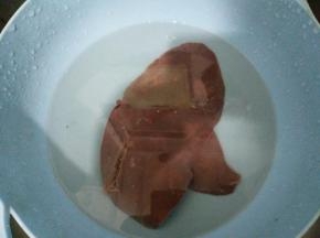 猪肝用流动水冲洗5分钟后，用清水浸泡30分钟。