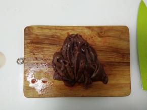 浸泡好的猪肝用刀切薄片。