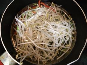 锅中加水和盐，烧开后放入绿豆芽和青红椒丝焯熟后捞出备用。