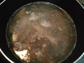 水再次烧开后放入猪肝片焯熟捞出。