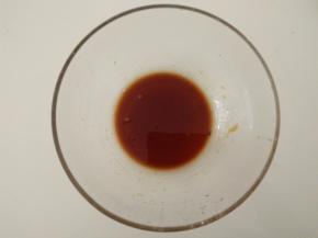 把调味料放在大碗中搅拌均匀。