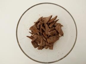 放入焯熟的猪肝片拌匀，腌制10分钟入味。