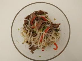 加入焯熟的绿豆芽和红绿椒丝拌匀。
