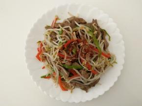 装盘即可，喜欢吃辣的在上面放些油辣子。