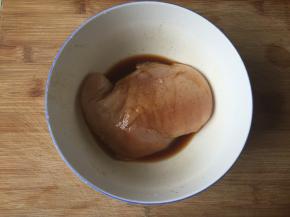 鸡胸肉洗净，加入生抽、料酒、白醋、盐、黑胡椒粉抓匀，包上保鲜膜腌制3小时以上，我是放冰箱腌制了一夜，这样更入味；