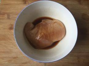 鸡胸肉洗净，加入生抽、料酒、白醋、盐、黑胡椒粉抓匀，包上保鲜膜腌制3小时以上，我是放冰箱腌制了一夜，这样更入味；