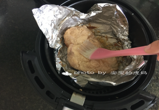 翻面，刷一下腌制的料，再200度12分钟；