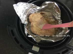 翻面，刷一下腌制的料，再200度12分钟；
