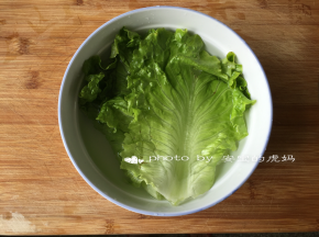 生菜洗净，放淡盐水中浸泡10来分钟；