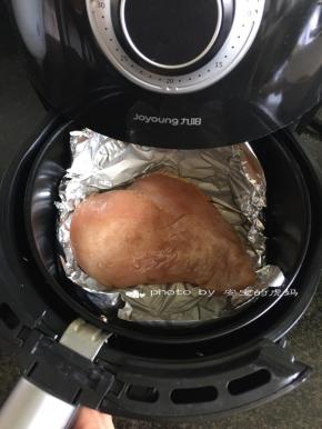 将腌制好的鸡胸肉放进空气炸锅，200度12分钟；