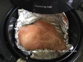 将腌制好的鸡胸肉放进空气炸锅，200度12分钟；