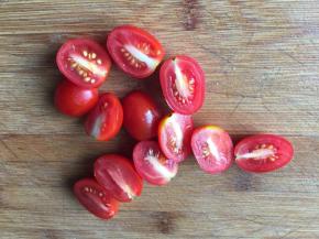 圣女果对半切开；