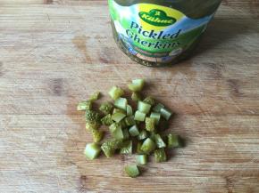 酸黄瓜切粒；