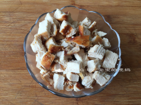 烤好的鸡胸肉切成粒；