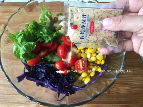 加入沙拉酱，拌均匀即可食用；