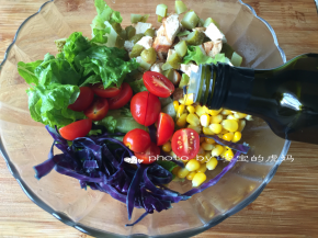 全部倒入碗内，其中生菜浸泡好后吸干水分撕碎，加入橄榄油；