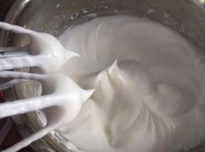 打发至硬性发泡就可以了，打蛋头拿出能拉出直立的小尖