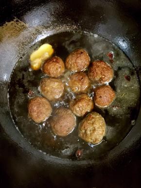 锅烧热倒入少许油，放入姜片，八角，桂皮爆出香味儿，加入适量的开水，放入生抽3勺，红烧酱油1勺，蚝油1勺，白糖1勺，煮沸后放入炸好的肉丸！