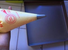 装入裱花袋，挤在烤盘中