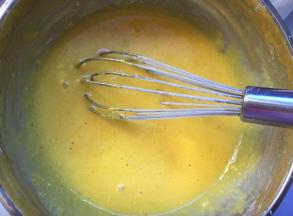 搅拌至无颗粒状态，不要搅拌过久，避免起筋