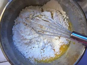 筛入低粉拌匀