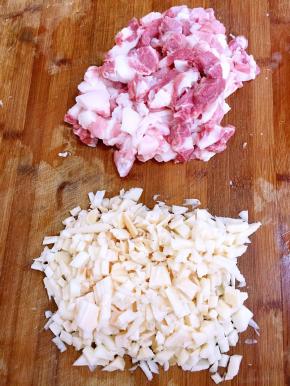 藕削皮洗净切成小丁，五花肉切成小丁备用！
