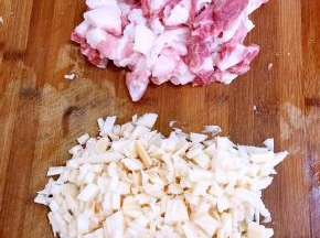 藕削皮洗净切成小丁，五花肉切成小丁备用！