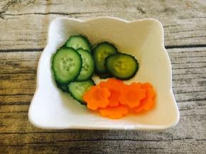 黄瓜切片，胡萝卜切片。
