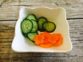黄瓜切片，胡萝卜切片。